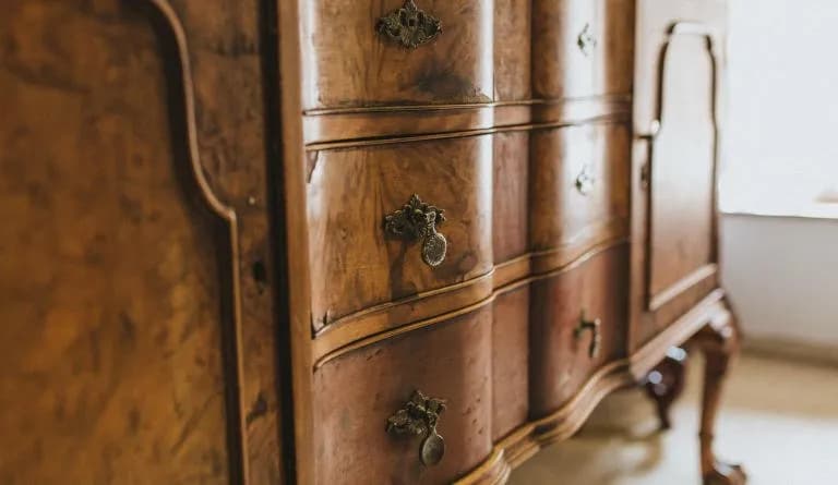 Jak odnowić stare meble: 8 skutecznych sposobów na piękne wnętrze