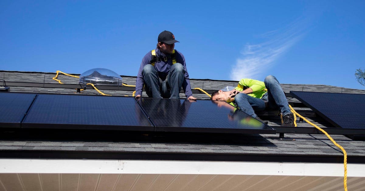 Ile waży panel fotowoltaiczny? Sprawdź wagę paneli i jak to wpływa na montaż