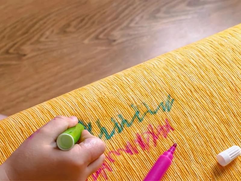 Skuteczne sposoby czym zmyć markera z mebli: 5 sprawdzonych metod