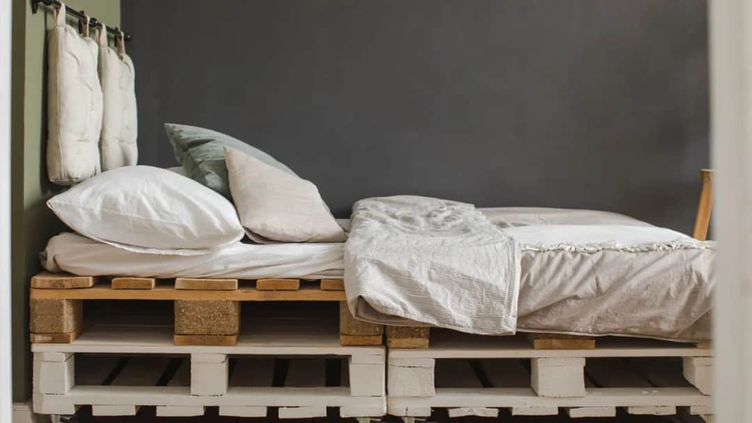 Jak zrobić poduszki na meble z palet: prosty poradnik krok po kroku
