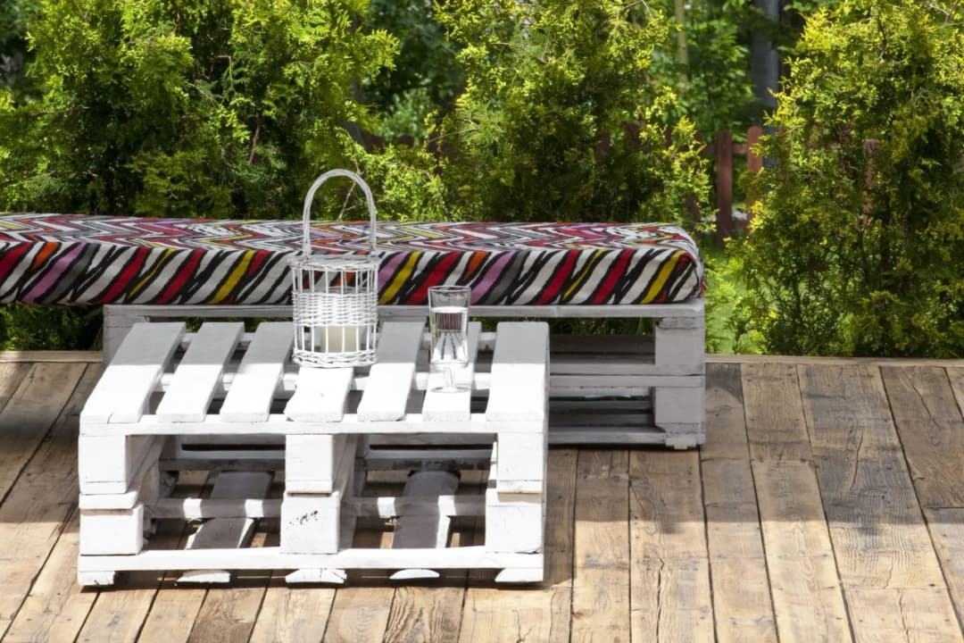 Jak szybko i tanio zrobić meble z palet do ogrodu: krok po kroku + pomysły