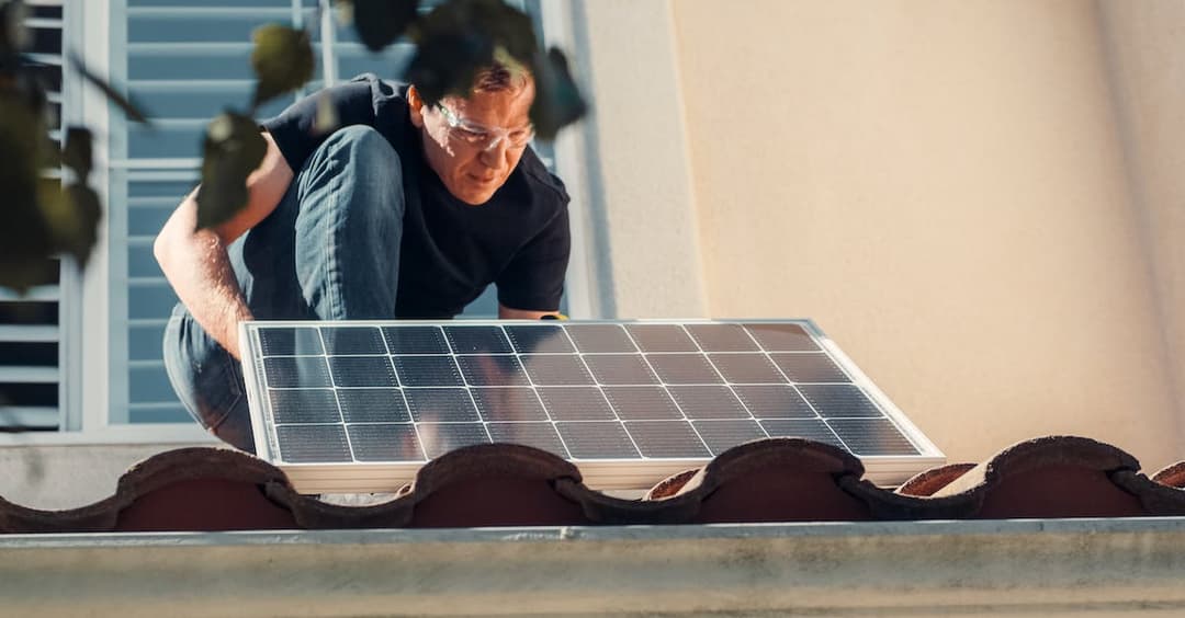 Jak połączyć panele fotowoltaiczne równolegle? Łączenie i instalacja paneli PV krok po kroku