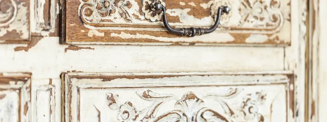 Jak postarzać meble domowymi sposobami: 8 skutecznych technik DIY