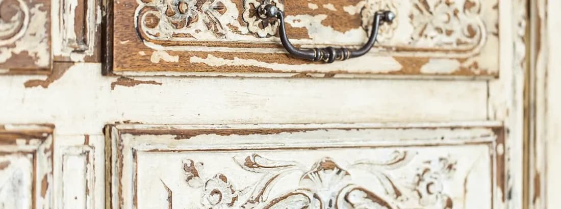 Jak postarzać meble domowymi sposobami: 8 skutecznych technik DIY